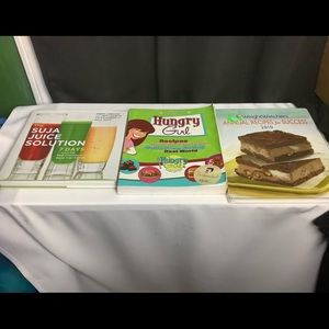 3 Cookbooks 1Juicing, 1 2010 Weight Watchers, 1